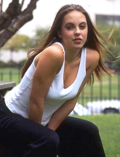 Mujer joven sentada en un banco